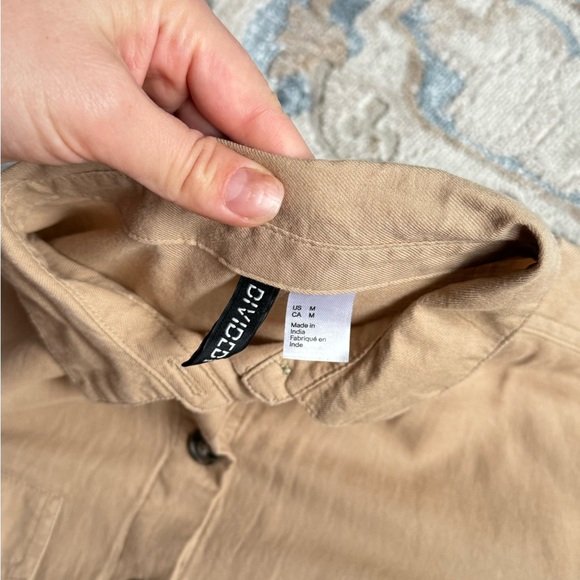 H&M tan color Medium %100 cotton shirt - Picture 7 of 8